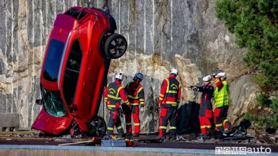 Crash test Volvo, auto nuove giù da una gru alta 30 metri