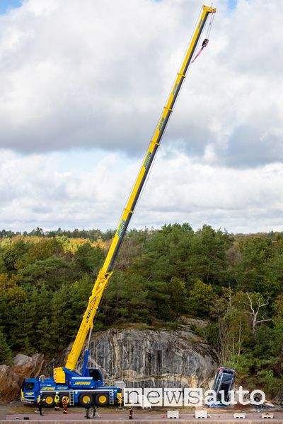 Crash test Volvo, auto nuove giù da una gru alta 30 metri