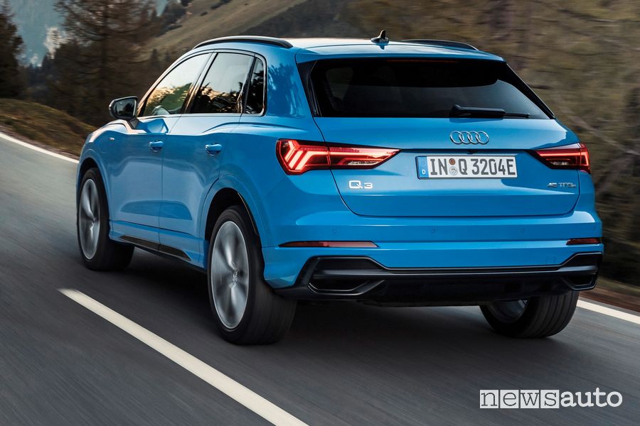 Vista posteriore Audi Q3 45 TFSI e ibrido plug-in su strada