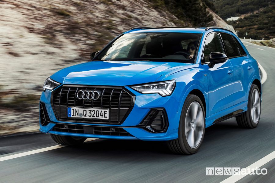 Vista anteriore Audi Q3 45 TFSI e ibrido plug-in su strada
