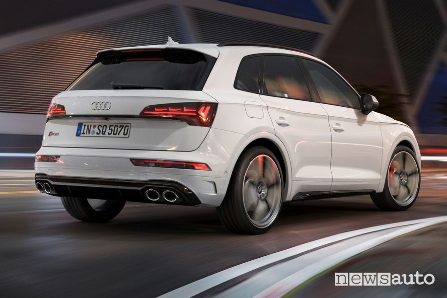 Vista posteriore Audi SQ5 TDI su strada