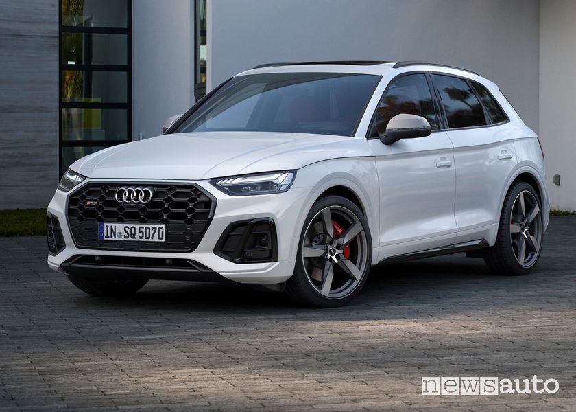 Vista di profilo Audi SQ5 TDI