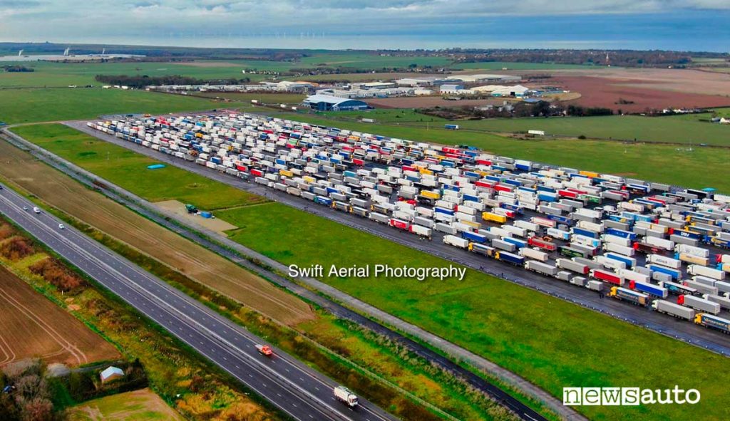 Camion in attesa nell'area di sosta temporanea del Manston International Airport