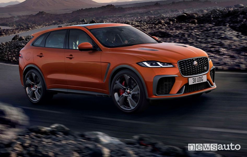 Jaguar F-Pace SVR in uscita da una curva
