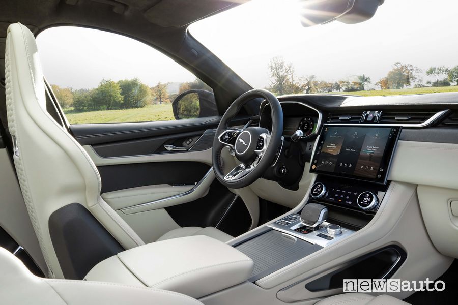 Volante, consolle centrale Jaguar F-Pace SVR