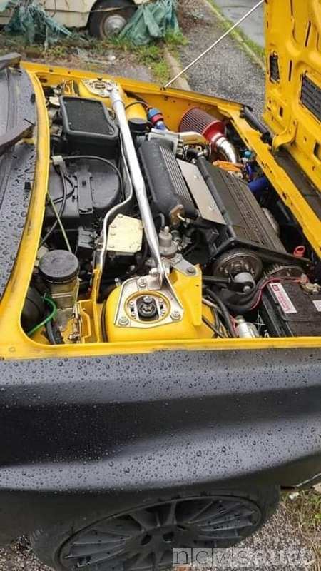 vano motore della Lancia Delta Integrale gialla rubata a Roma (ritrovata) è ora bicolore, giallo e nero