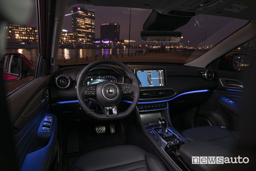 Luci ambiente abitacolo di notte MG EHS Plug-in Hybrid