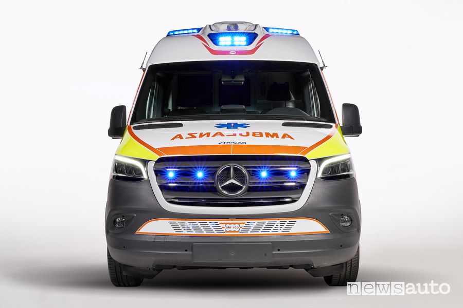 Sirene accese ambulanza Mercedes-Benz Sprinter Olmedo