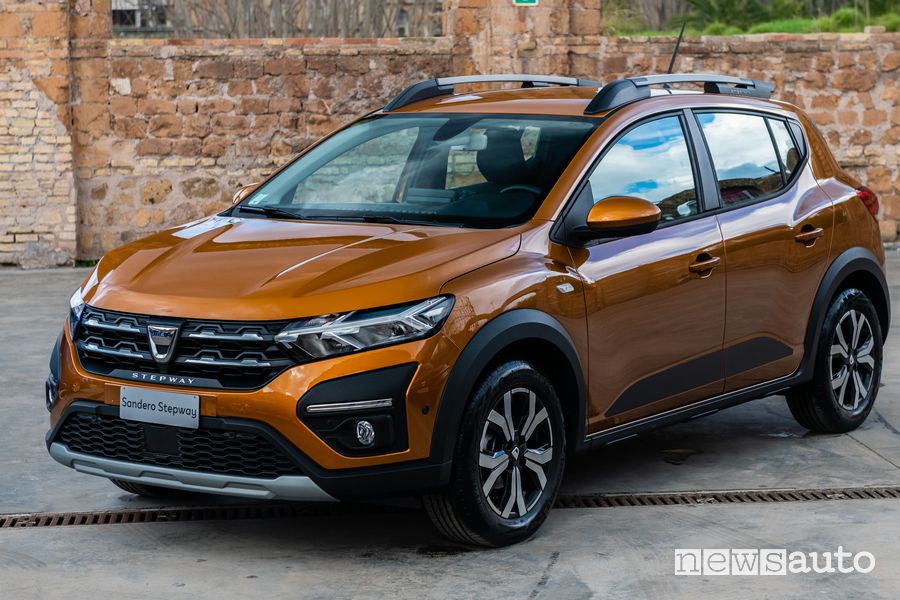 Vista di profilo nuova Dacia Sandero Steptway