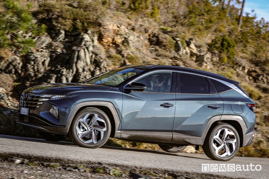 Vista laterale nuova Hyundai Tucson Hybrid su strada