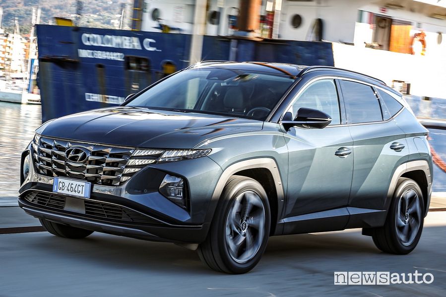 Vista di profilo nuova Hyundai Tucson Hybrid su strada