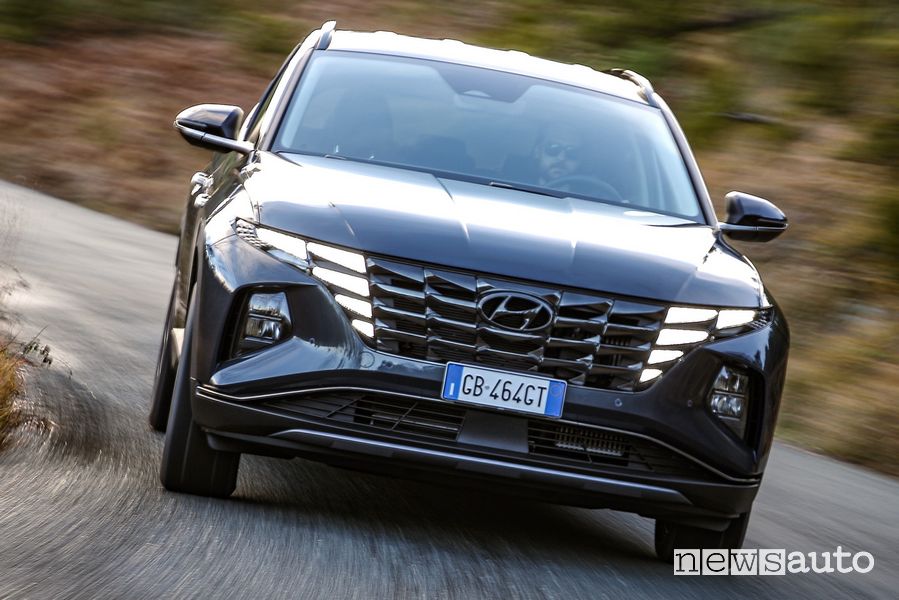 Vista anteriore nuova Hyundai Tucson Hybrid su strada