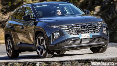 Vista di profilo nuova Hyundai Tucson Hybrid su strada