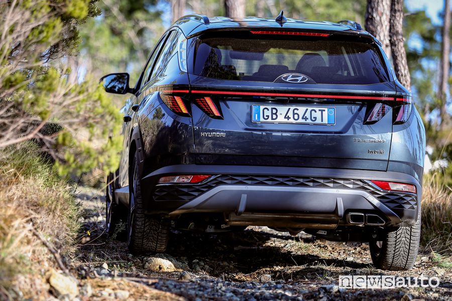 Vista posteriore nuova Hyundai Tucson Hybrid sullo sterrato