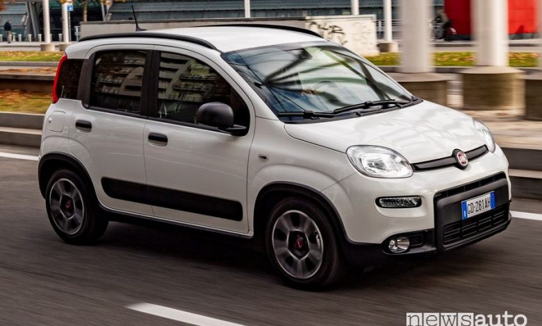 Vista laterale Fiat Panda City Life su strada