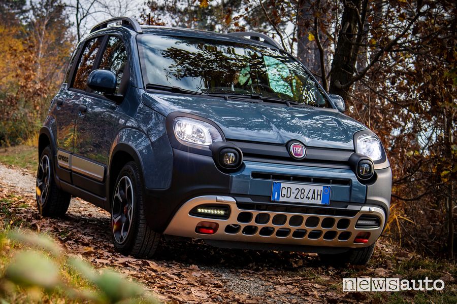 Vista anteriore Fiat Panda Cross sullo sterrato