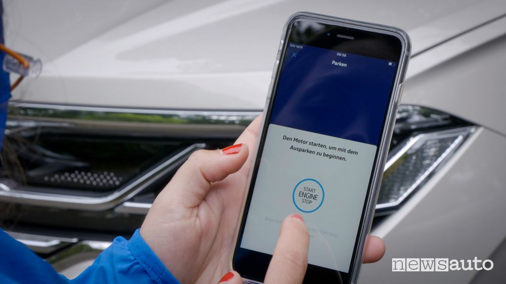 Con l'App Park Assist da remoto si controllano anche le manovre in uscita dal parcheggio 