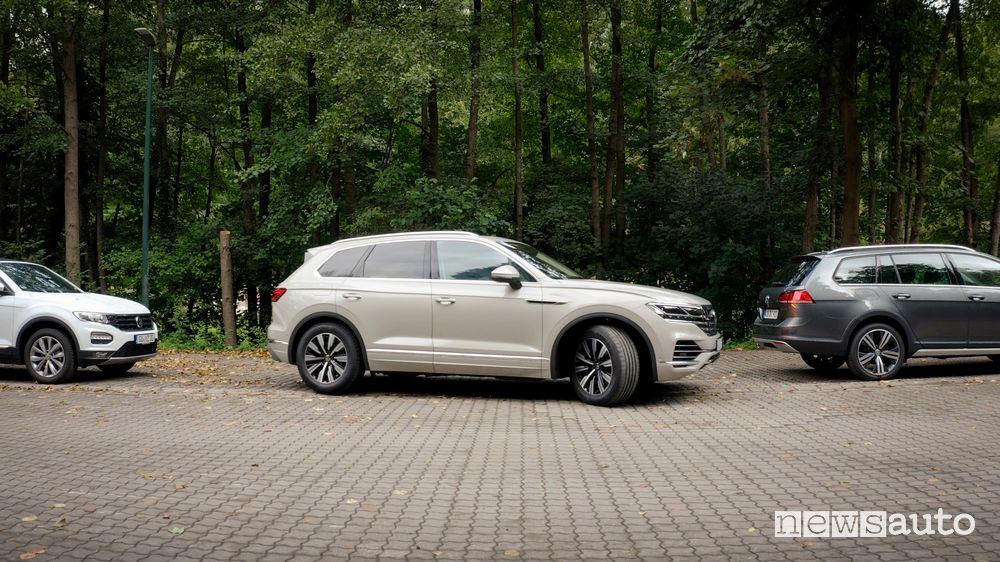 Con il Park Assist la Touareg si parcheggia da sola, anche senza nessuno a bordo