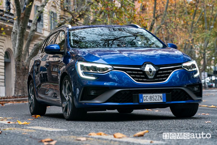 Vista anteriore Renault Mégane E-Tech Plug-In su strada a Roma