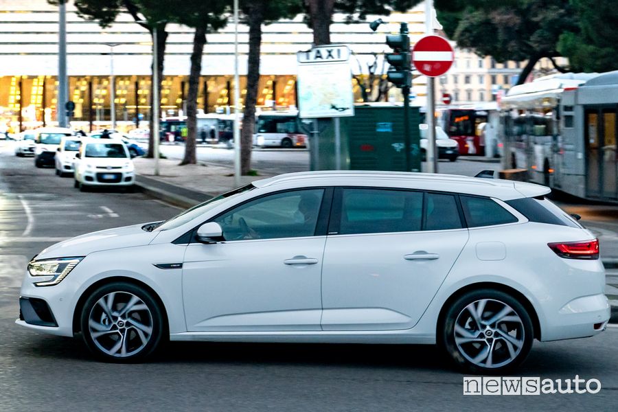 Vista laterale Renault Mégane E-Tech Plug-In su strada a Roma