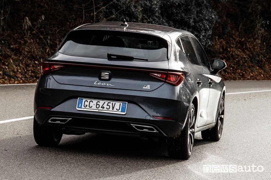 Vista posteriore Seat Leon e-Hybrid su strada