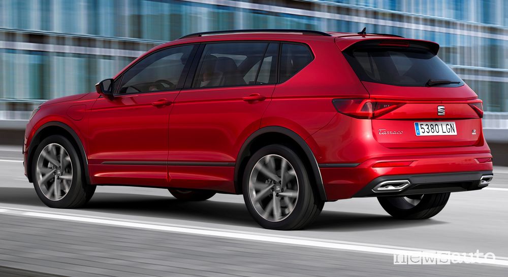 Vista posteriore Seat Tarraco e-Hybrid su strada