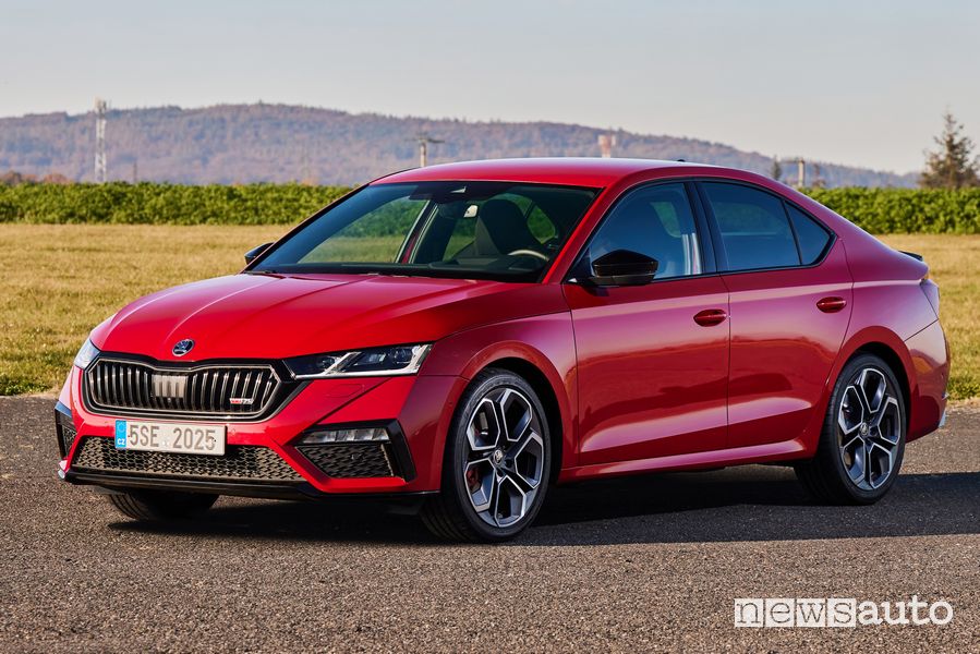 Vista di profilo Skoda Octavia RS