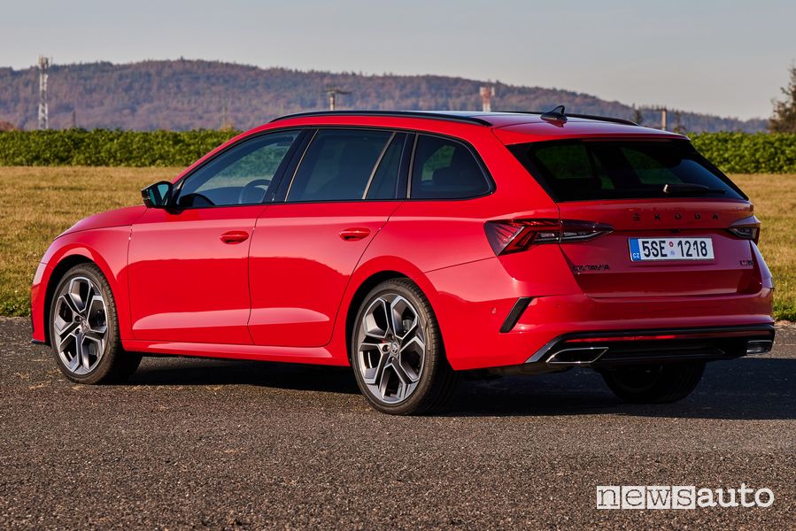 Vista posteriore Skoda Octavia RS Wagon