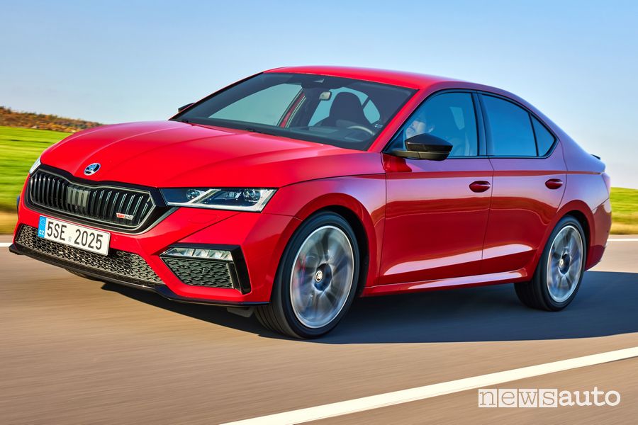Vista di profilo Skoda Octavia RS su strada