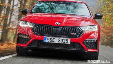 Vista anteriore Skoda Octavia RS su strada