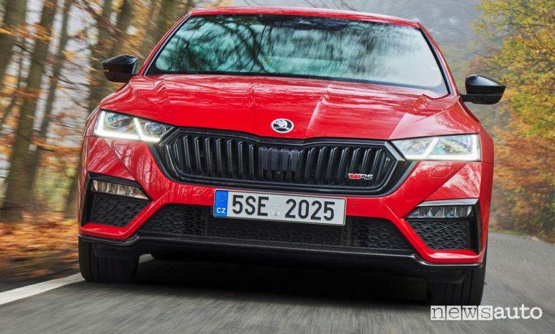Vista anteriore Skoda Octavia RS su strada