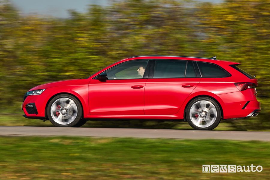 Vista laterale Skoda Octavia RS Wagon su strada