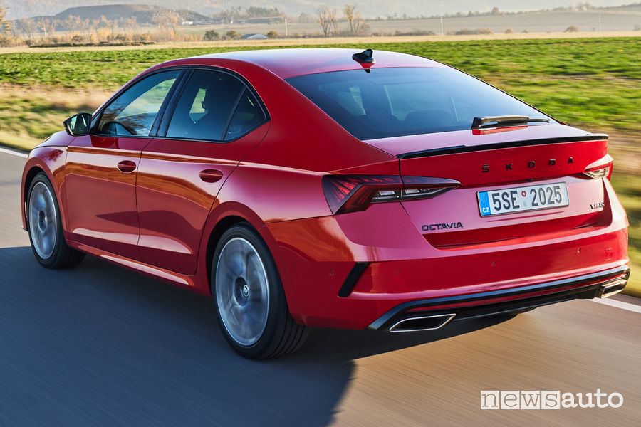 Vista posteriore Skoda Octavia RS su strada
