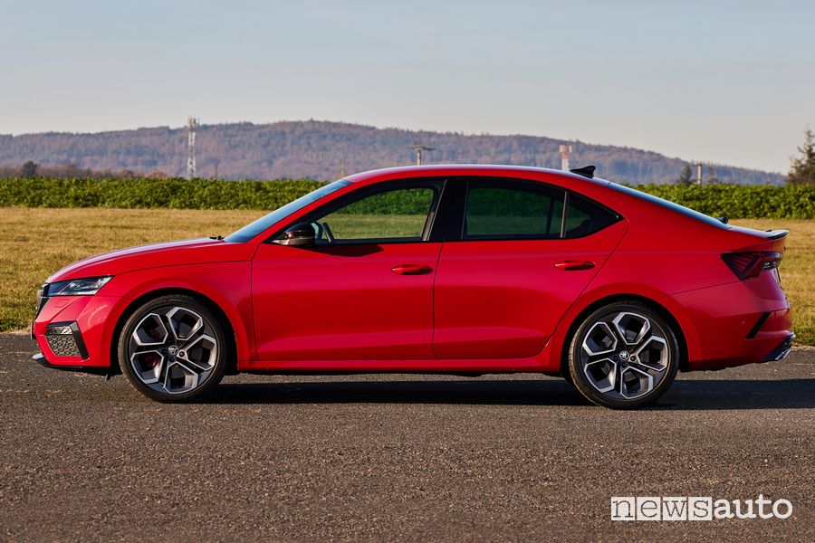 Vista laterale Skoda Octavia RS