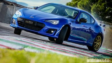 Vista anteriore Subaru BRZ Ultimate Edition in derapata