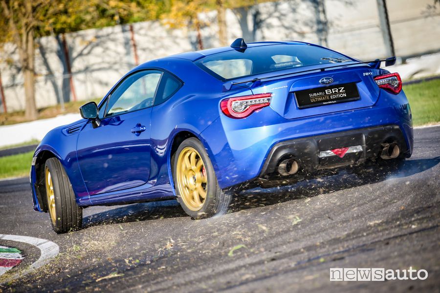 Vista posteriore Subaru BRZ Ultimate Edition in derapata