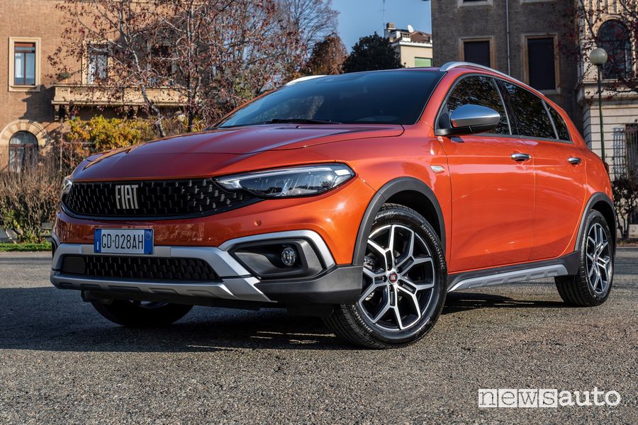 Vista di profilo Fiat Tipo Cross