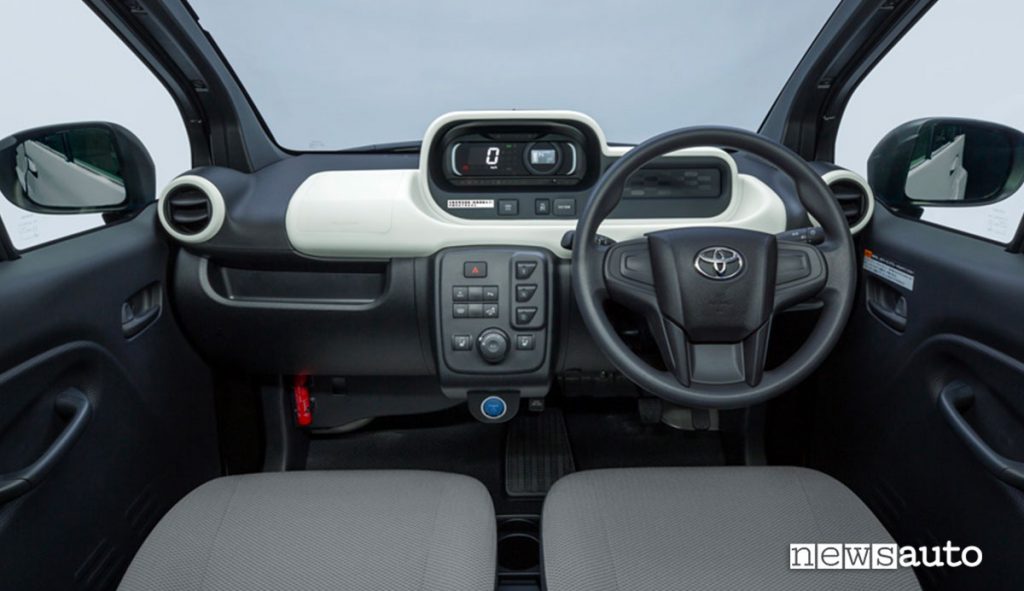 L'abitacolo di Toyota C+pod auto elettrica piccola e compatta