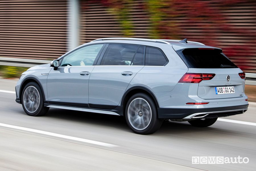 Vista posteriore Volkswagen Golf Alltrack su strada