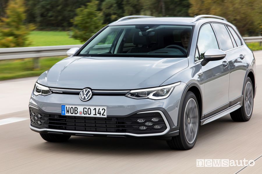 Vista anteriore Volkswagen Golf Alltrack su strada