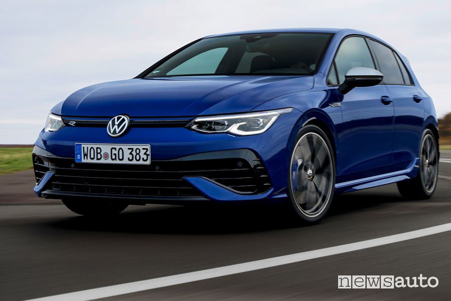Vista di profilo nuova Volkswagen Golf R in pista