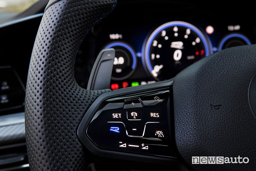 Comandi touch volante abitacolo nuova Volkswagen Golf R