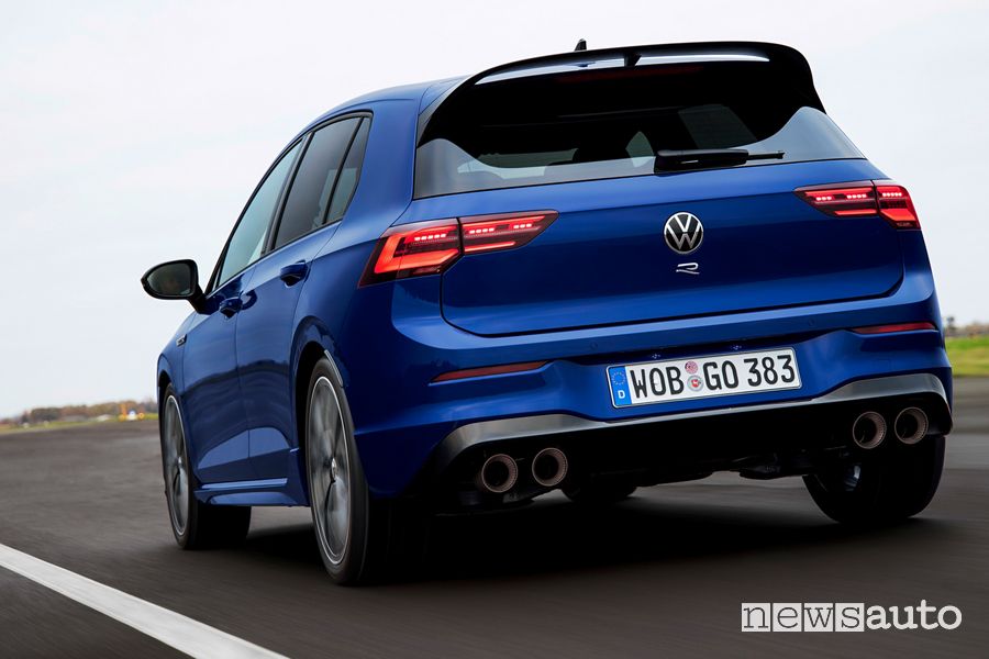 Vista posteriore nuova Volkswagen Golf R in pista