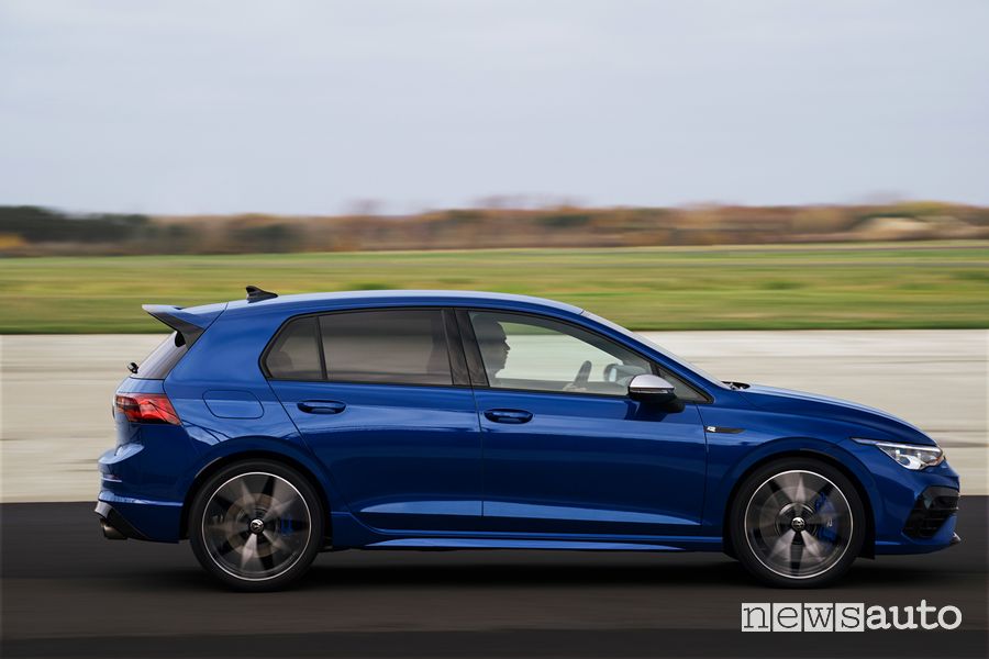 Vista laterale nuova Volkswagen Golf R in pista