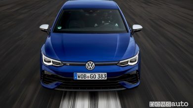 Vista frontale nuova Volkswagen Golf R in pista