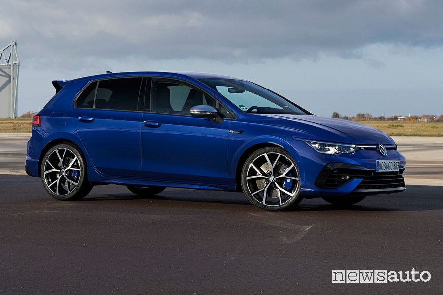 Vista di profilo nuova Volkswagen Golf R