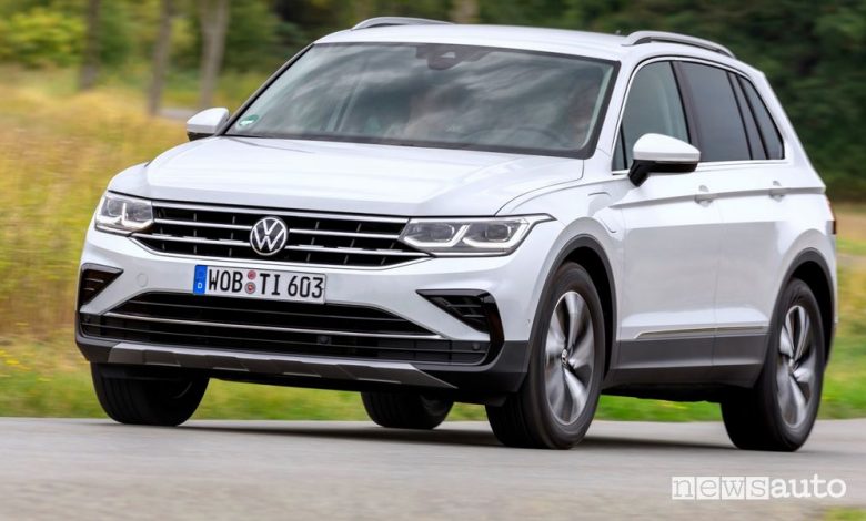 Vista di profilo Volkswagen Tiguan eHybrid su strada
