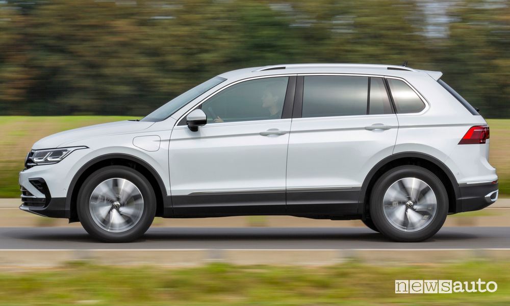 Vista laterale Volkswagen Tiguan eHybrid su strada