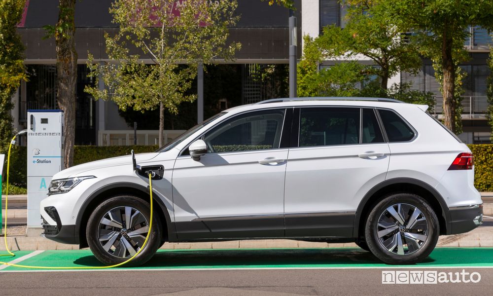 Volkswagen Tiguan eHybrid in ricarica da una colonnina pubblica