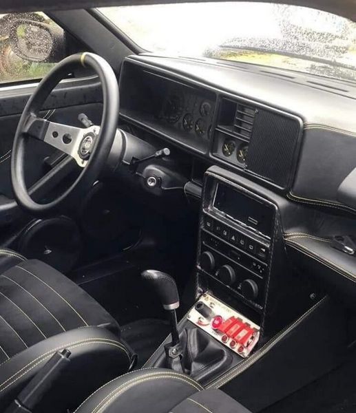 L'abitacolo racing della Lancia Delta Integrale rubata a Roma